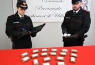 Due chili di hashish sotto la ruota di scorta, arrestati due spacciatori