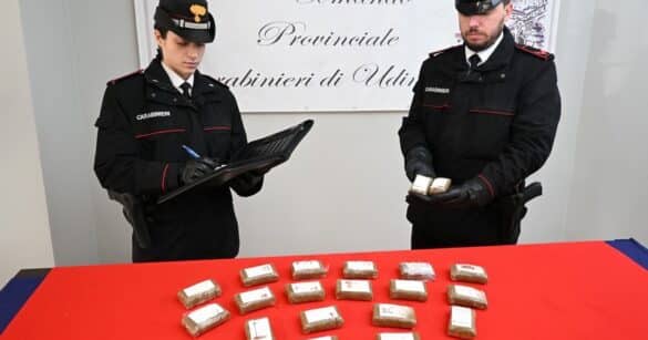 Due chili di hashish sotto la ruota di scorta, arrestati due spacciatori