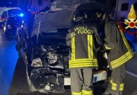 Resta incastrata tra le lamiere della minicar dopo uno scontro