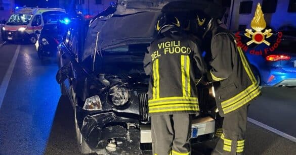 Resta incastrata tra le lamiere della minicar dopo uno scontro