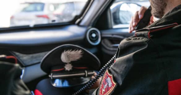 Fingono di aiutarlo ma gli rubano il cellulare: individuato uno dei responsabili