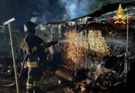 Legnaia in fiamme nella notte a Coseano, intervento dei Vigili del fuoco