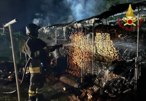 Legnaia in fiamme nella notte a Coseano, intervento dei Vigili del fuoco