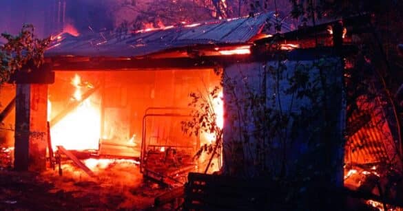Incendio in una casa disabitata a Camporosso, vigili del fuoco al lavoro in via Lussari