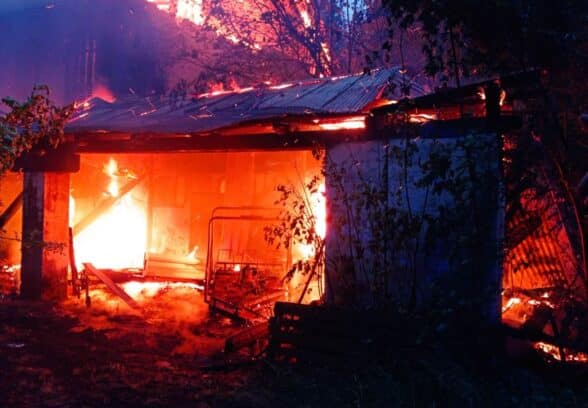 Incendio in una casa disabitata a Camporosso, vigili del fuoco al lavoro in via Lussari