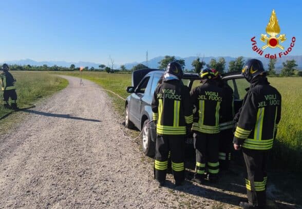 VIDEO – Auto perde GPL, paura in strada. Sei ore di intervento dei Vigili del fuoco