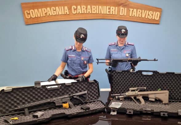 I Carabinieri rinvengono a Fusine tre fucili d’assalto nascosti nella vegetazione
