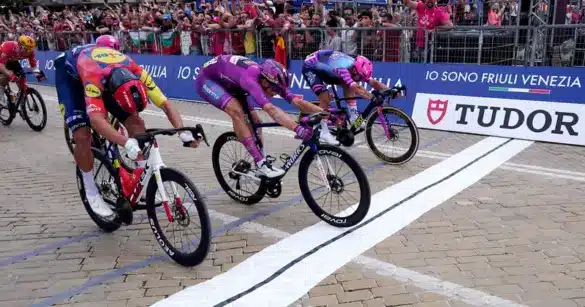 Jonathan Milan secondo al fotofinish nella terza tappa del Giro d’Italia