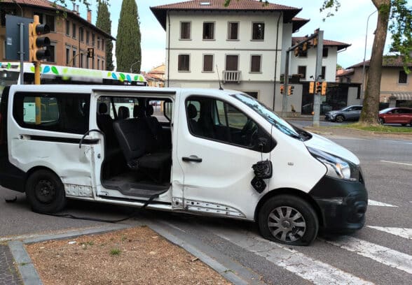 Fuga con il furgone rubato, la corsa finisce contro un muro: arrestati due 19enni