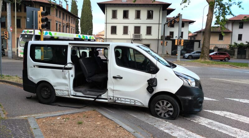 Fuga con il furgone rubato, la corsa finisce contro un muro: arrestati due 19enni