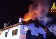 Fuoco nel tetto di un’abitazione a Paularo, Vigili del Fuoco al lavoro per tre ore e mezza