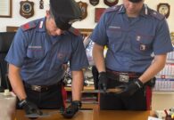Minaccia i coinquilini e i Carabinieri con i coltelli e tenta di dare fuoco alla casa