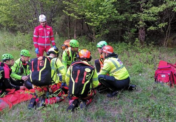 Trauma cranico dopo la caduta in un bosco a Moggio, interviene l’elisoccorso