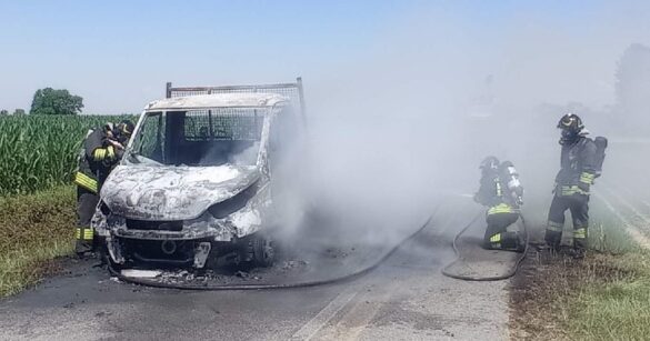 Furgone si incendia, provvidenziale l’intervento dei Vigili del Fuoco