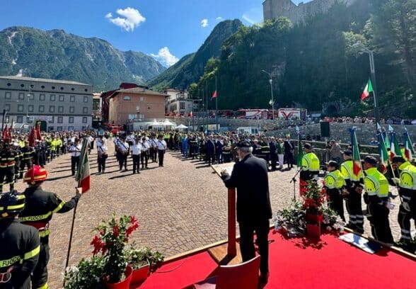 “Grazie!”: l’abbraccio di Gemona ai Vigili del Fuoco