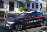 Minaccia un familiare e tenta il suicidio con un coltello: i Carabinieri la bloccano