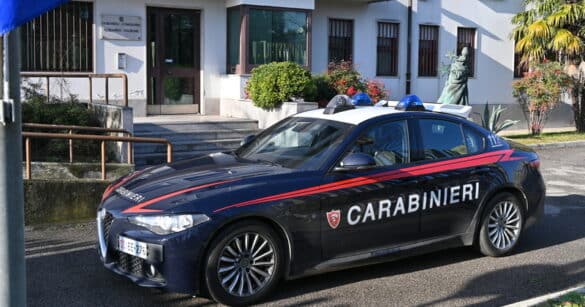 Minaccia un familiare e tenta il suicidio con un coltello: i Carabinieri la bloccano