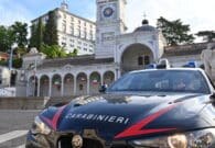 Malmenato e minacciato con un coccio di bottiglia: tre giovani stranieri denunciati per rapina