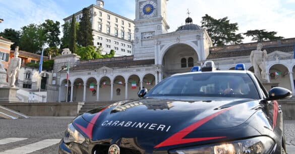 Malmenato e minacciato con un coccio di bottiglia: tre giovani stranieri denunciati per rapina
