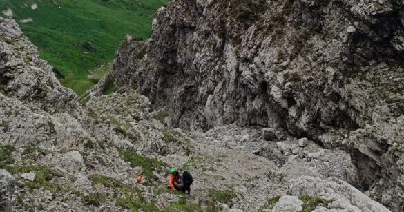 Sbagliano sentiero e restano bloccati a 2.100 metri: tre escursionisti salvati dall’elicottero