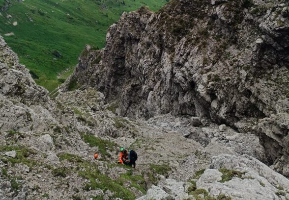 Sbagliano sentiero e restano bloccati a 2.100 metri: tre escursionisti salvati dall’elicottero