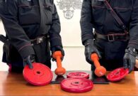 VIDEO – Ruba i pesi dal palazzetto dello sport durante i lavori di manutenzione: incastrato dalle telecamere