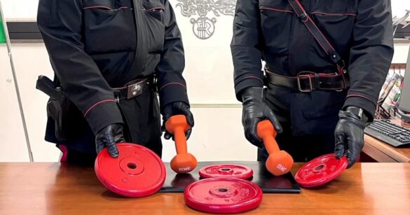 VIDEO – Ruba i pesi dal palazzetto dello sport durante i lavori di manutenzione: incastrato dalle telecamere