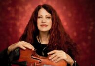 Scarlet Rivera e i Borderlobo in concerto alla Corte Schönau di Amaro