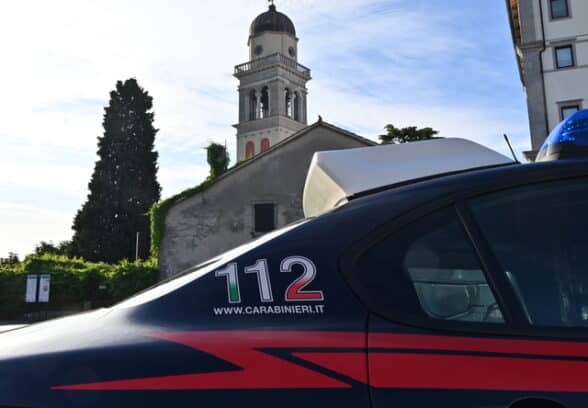 Friuli Collinare, torna a casa ubriaco e picchia la moglie davanti al figlio: arrestato