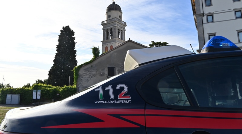 Friuli Collinare, torna a casa ubriaco e picchia la moglie davanti al figlio: arrestato