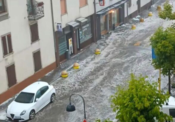 VIDEO – Maltempo in Carnia, allagamenti e torrente Chiarsò sotto osservazione