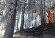 Fulmine innesca un incendio nei boschi di Resia: elicottero in azione con 80 lanci
