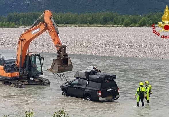Osoppo, tentano di attraversare il Tagliamento in auto e rimangono bloccati: salvi due turisti e i loro cani