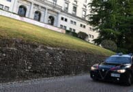 Si barrica nel garage di un condominio e tira un pugno a un Carabiniere: bloccato con il taser