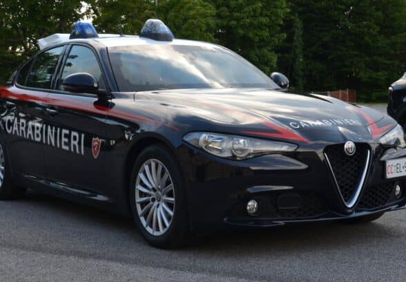 Aggredisce e minaccia una portalettere: denunciata la titolare di un negozio