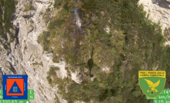 Incendio in quota a Forni di Sotto, elicottero in azione sulla Cima del Forat