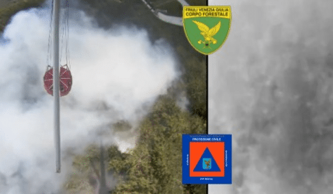 Fulmine innesca un incendio nei boschi di Resia: elicottero in azione con 80 lanci