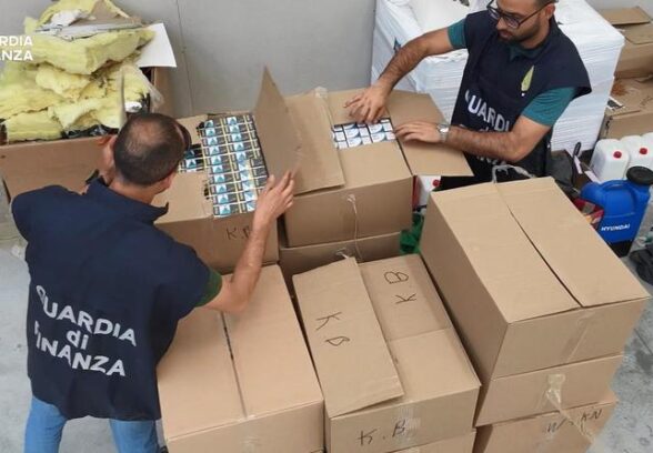 VIDEO – La Finanza scopre a Spilimbergo una maxi fabbrica clandestina di sigarette, sette arresti