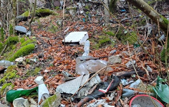 Scoperta una discarica a cielo aperto a Ovaro, denunciate 6 persone