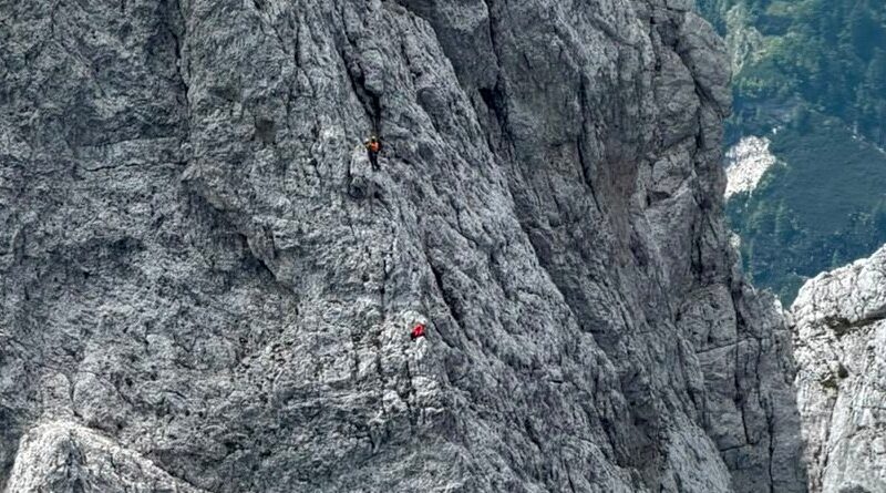Vola per diversi metri in cordata nel Tarvisiano, alpinista elitrasportato a Udine