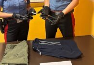 Staccano l’antitaccheggio con una pinza per rubare i vestiti: fermata una coppia