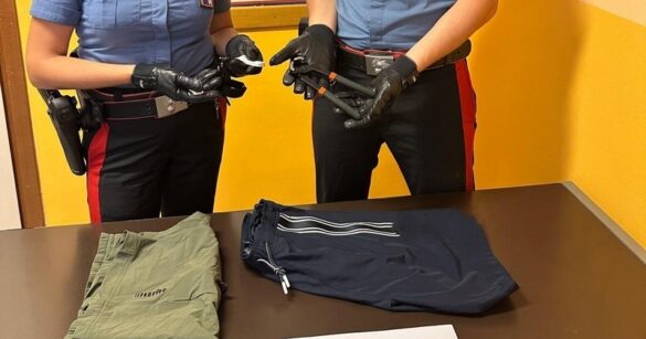 Staccano l’antitaccheggio con una pinza per rubare i vestiti: fermata una coppia