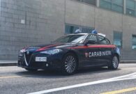 “Grazie dell’informazione” e la abbraccia per strapparle la collana d’oro