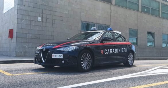 “Grazie dell’informazione” e la abbraccia per strapparle la collana d’oro