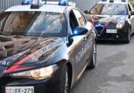 Dà un pugno in faccia alla barista e poi si scaglia contro i Carabinieri: arrestato