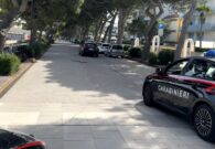 Ruba una borsa sotto l’ombrellone a Lignano e usa la carta di credito: denunciato un 65enne