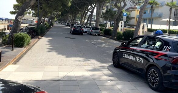 Ruba una borsa sotto l’ombrellone a Lignano e usa la carta di credito: denunciato un 65enne