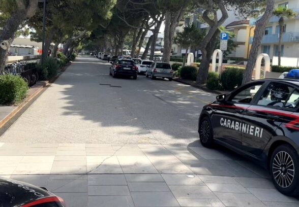 Ruba una borsa sotto l’ombrellone a Lignano e usa la carta di credito: denunciato un 65enne
