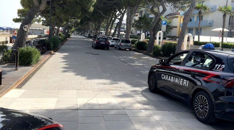 Ruba una borsa sotto l’ombrellone a Lignano e usa la carta di credito: denunciato un 65enne