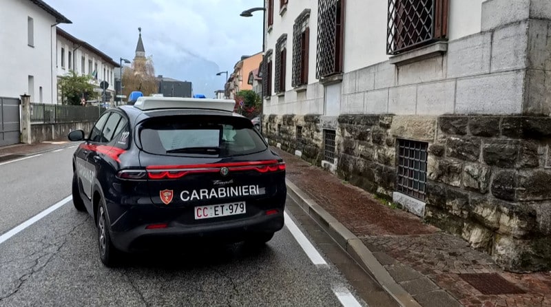 Una denuncia per resistenza e oltraggio a pubblico ufficiale a Tolmezzo e una per spaccio a Venzone